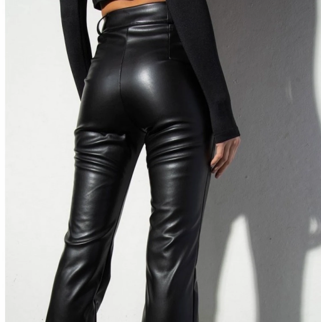 utsvängda skinnbyxor  - 90