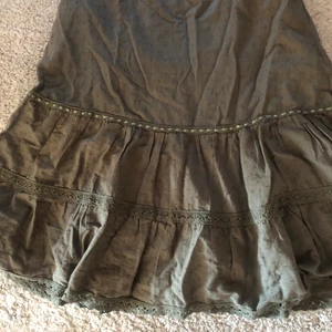 grön kjol - en grön kjol använd normalt mycket! älskar kjolen men nt helt min stil längre!! 