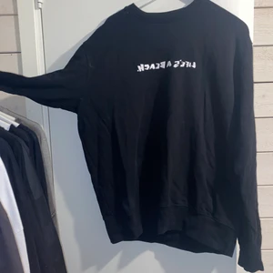 Svart sweatshirt  - Svart sweatshirt från ”Lifes a beach” i strl  XL, lite mindre i storleken men sitter ändå väldigt fint, bara använd ett fåtal gånger! Nypris 300kr
