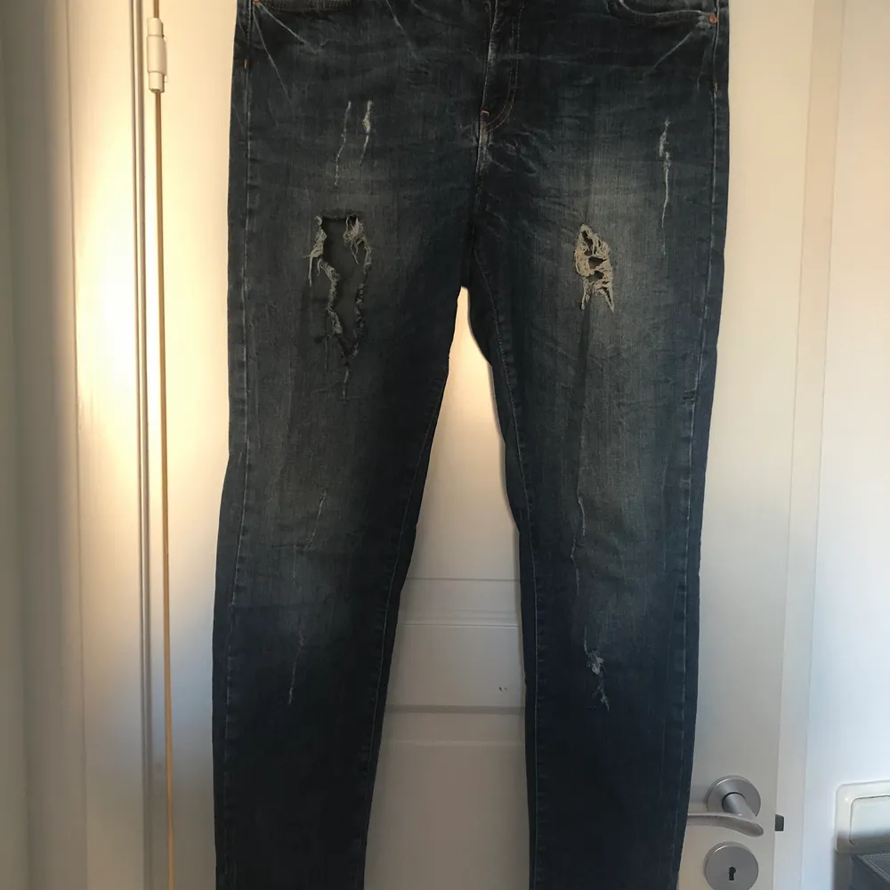 Jeans med slit-detaljer i bra skick. Storlek 30 vilket motsvarar M-L. Sitter väldigt bra på och är bekväma. Aldrig använda endast testade . Jeans & Byxor.