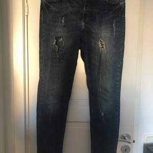 Jeans med slit-detaljer i bra skick. Storlek 30 vilket motsvarar M-L. Sitter väldigt bra på och är bekväma. Aldrig använda endast testade 