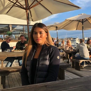 Moncler cardigan - Lägger upp igen pga skambud. Äkta Moncler cardigan i stl XS. Sparsamt använd. För fler bilder, skicka dm. Frakt tillkommer. Bud fr 1000 kr