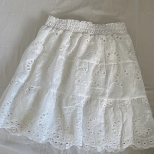 Volangkjol - Oanvänd och ny volangkjol, storlek XS och väldigt stretchig! 💙