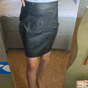 Gina Tricot kjol strl XS - Fake skinnkjol från Gina Tricot i storlek XS. Har endast provats ett fåtal gånger. 