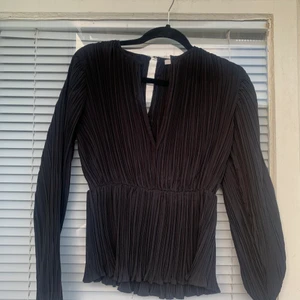 Plisserad topp - Plisserad topp från NA-KD säljes. V-ringning, fint skick. Säljes då jag inte har någon användning för den. Strl: 36