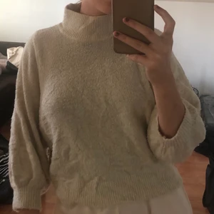 Beige stickad tröja - En beige stickad tröja från Gina tricot! Väl använd men inga slitage. Armarna är lite ”ballongiga” och halsen hög. 💕 Den är i storlek M men ganska liten i modellen!
