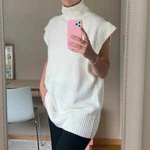 Monki turtleneck knit vest - Aldrig använd, otroligt mjuk väst från Monki! Acrylic 61%, Polyamide 35%, Wool 4%. Strl XS men passar upp till M pga dess oversized passform 