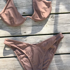 BIKINI - Super snygg bikini som ej kommit till använder mer än ett par gånger! Fin och fräsch och inga defekter. Underdel storlek M & överdel storlek M. Skulle säga att färgen är något mörkare brun än vad bilderna visar 💛 140kr för båda delarna!!!!!