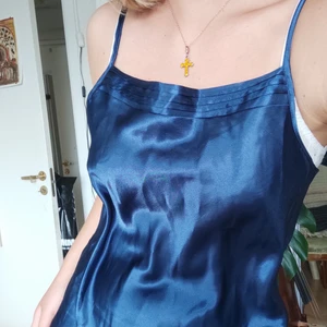 Blå klänning - Söt klänning i glansigt material, köpt secondhand men aldrig använd av mig. Reglerbara band, och den går till strax ovanför knäna :)  frakt tillkommer, pris går att diskutera<3