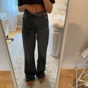 Gråa jeans från zara - Säljer mina favaorit Jens från zara då dem inte längre passar :// dem är avklippta men är långa för mig som är 171! Det är storlek 40 och dom är snygga att ha lite större! Pris: 200 + frakt ⭐️
