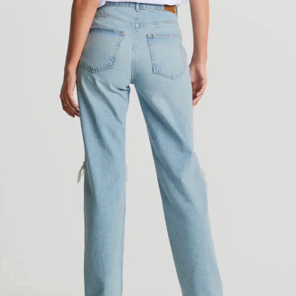 Nu säljer jag mina high waist jeans från Gina Tricot eftersom att dom har blivit förstora för mig, använda ett par gånger men är som nya. Är 1,68 och dom går ända ner till fötterna. Köpta för 500 och säljer för 300, fri frakt💗. Jeans & Byxor.