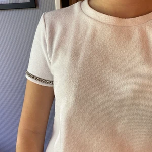 Tshirt med strass - t shirt med strass på båda armarna!