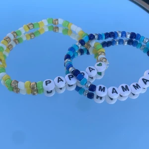 Mamma & Pappa bracelet 💘 - Detta armband är perfekt att ge i födelsedags present, namnsdagspresent eller bara som en överraskning!  - Man väljer själv vilka pärlor man vill ha på sitt armband. Det är en maxgräns på 4 olika sorters pärlor per armband. Skriv nummerna på vilka pärlor du vill ha. - Dessa armband kostar 40 kr och ett pris på frakt kommer ytligare där på! ✨ -                                     Självklart går det även att skriva Mormor, faster eller likande! 