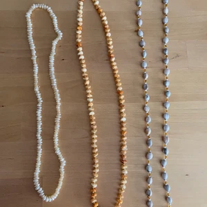 3 st halsband  - 3 stycken lite halvlånga halsband i pärlor och stenar ✨⭐️ Ett med vita stenar (påminner om såna snäckhalsband!), ett med bruna stenar o guldfärgade pärlor (lite retro vibe) och ett med blågrå stenar och olika pärlor 🌺💓 Alla är i jättefint skick! 10kr styck eller alla för 20kr 💗🐚