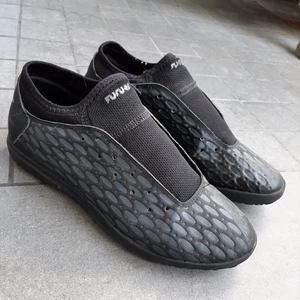 Puma inomhusskor - Ett par Puma Future inomhusskor, som är i ett bra skick förutom att snören saknas. Har en väldigt skön passform. Säljes pågrund av försmå. Storlek 43. Köparen står för frakten.