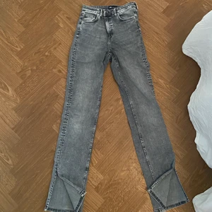 Gråa zara jeans - Säljer dessa ljusgråa zara jeansen i storlek S! Sitter bra på mig som är 170cm lång!! Dem har en jättefin slitts vis nederdelen av benen. Ända defekten är lite slit vid ena sidan (sista bilden). 200kr + frakten som köparen står för!<3