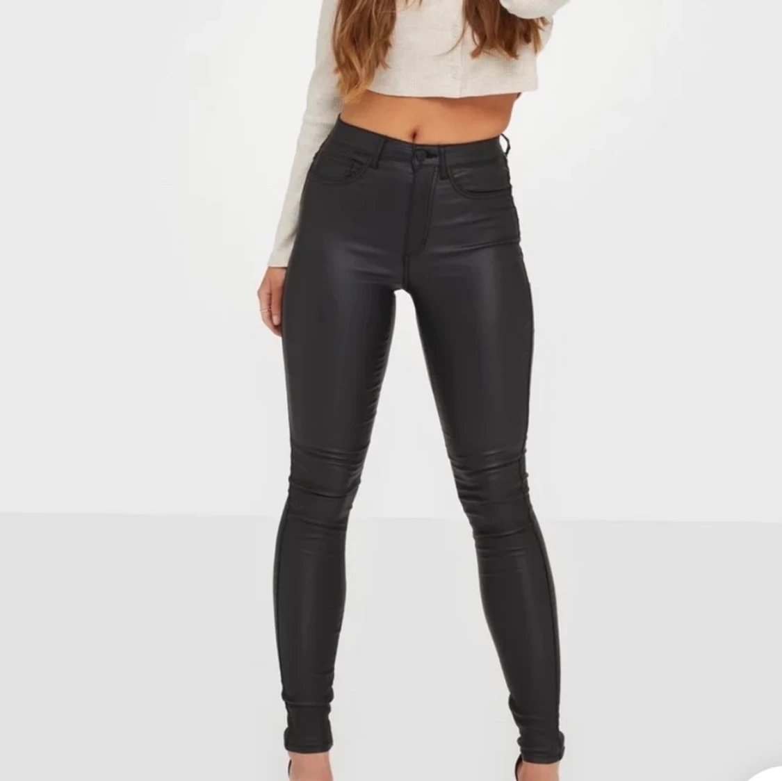 Svarta skinnbyxor