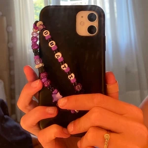 Lila mobilband!💜🔮🖤 - Ett fint och trendigt mobilband som du kan köpa tillsammans med de andra eller ensamt! Bandet är egengjort och tillverkat av lila och svarta pärlor med texten ”Bratz”. Kostnaden är 25 kr + frakt 💜🔮🖤