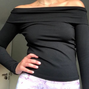  & other stories tröja off shoulder  - Långärmad off shoulder-topp from &other stories. Strl 36/Small. 