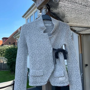 OddMolly kofta - En ljusgrå omlottkofta. I nyskick.