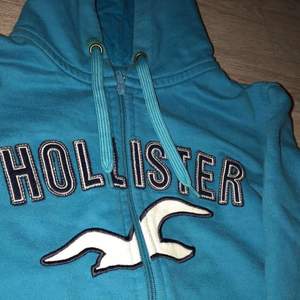 En svinfin hoodie med dragkedja från hollister! Säljer då den blivit för liten😢Lappen med storleken är bortklippt, men den är som en Xs. 35kr+frakt✨