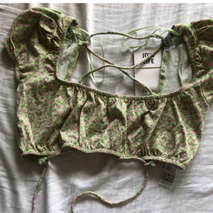 Topp - Lägger upp igen pga oseriös köpare. Säljer toppen som är så fin. Säljer även kjolen (se tidigare annons). Vill man köpa både toppen och kjolen kan vi komma överens om ett paketpris💜