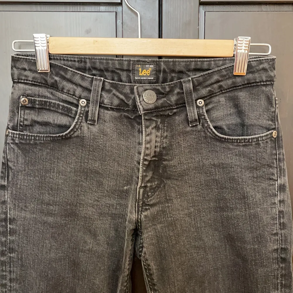 Jättefina typ stonewashed svarta jeans med medelhög midja. Väldigt fint skick och säljer endast pga för mycke kläder. Bara att skriva för mer bilder eller vid frågor💕. Jeans & Byxor.
