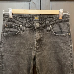Lee jeans W28 L29 - Jättefina typ stonewashed svarta jeans med medelhög midja. Väldigt fint skick och säljer endast pga för mycke kläder. Bara att skriva för mer bilder eller vid frågor💕