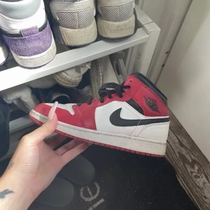 Jordans  - Fint skick bara lite smuts på tvättar bort såklart innan jag skickar dom. Storlek 38. Finns inget äkthets bevis då min pappa kastade min kartong med kvittot i. Köpa förra sommaren ungefär på footlocker i Stockholm