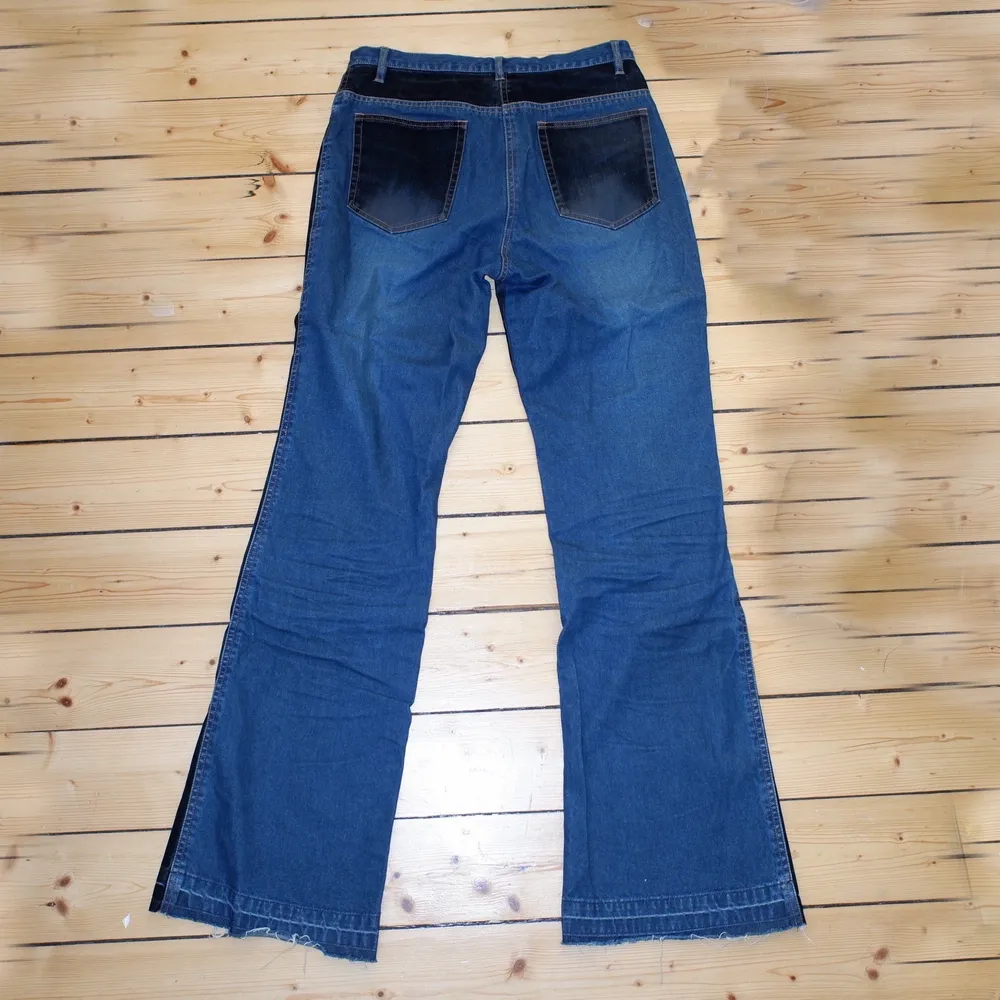 Byxor/jeans med sammetsdetaljer🌅 storlek är liten M/ större S. Jeans & Byxor.