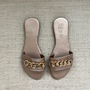 Tofflor  - Superfina tofflor med gulddetalj. Står att skorna är storlek 40 men de är små i storleken så de passar de som bär storlek 39. 100kr + frakt eller mötas upp i Stockholm