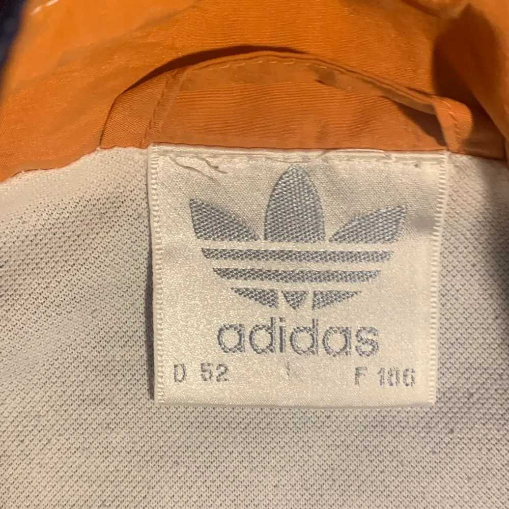 Vintage X Adidas 90s Vest -Size L -Vintage and true to size!  -Beautiful color combo If you have any questions or discussions then feel free to write me a message! Best regards, David  #adidas #90s #vest #thrift #fashion. Jackor.