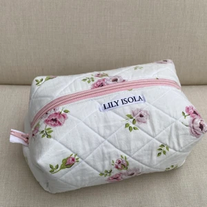 Necessär 💜 - Necessär sydd i 100% secondhandtyg 💞 kika gärna in min instagram @lily_isola 🥰