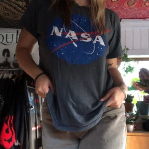 Grå nasa T-shirt  - Oversized grå T-shirt med nasa tyck, använd ett fåtal gånger. 