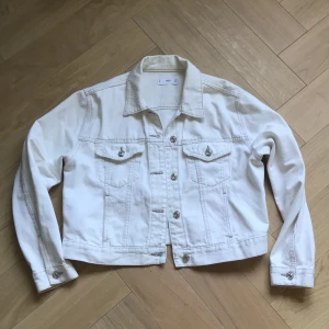 Vitt jeans jacka från Mango - Vitt jeans jacka i bra skicka har inte används så mycket. Köptes för 399 kronor säljes för 95kr