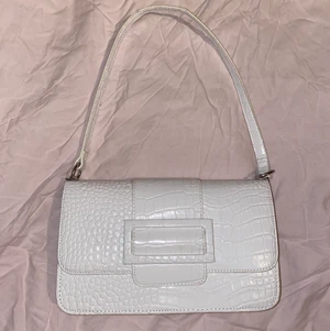 Vit väska  - Vit väska ifrån Nelly Aldrig använt så är helt i nyskick💗 Ny pris: 349