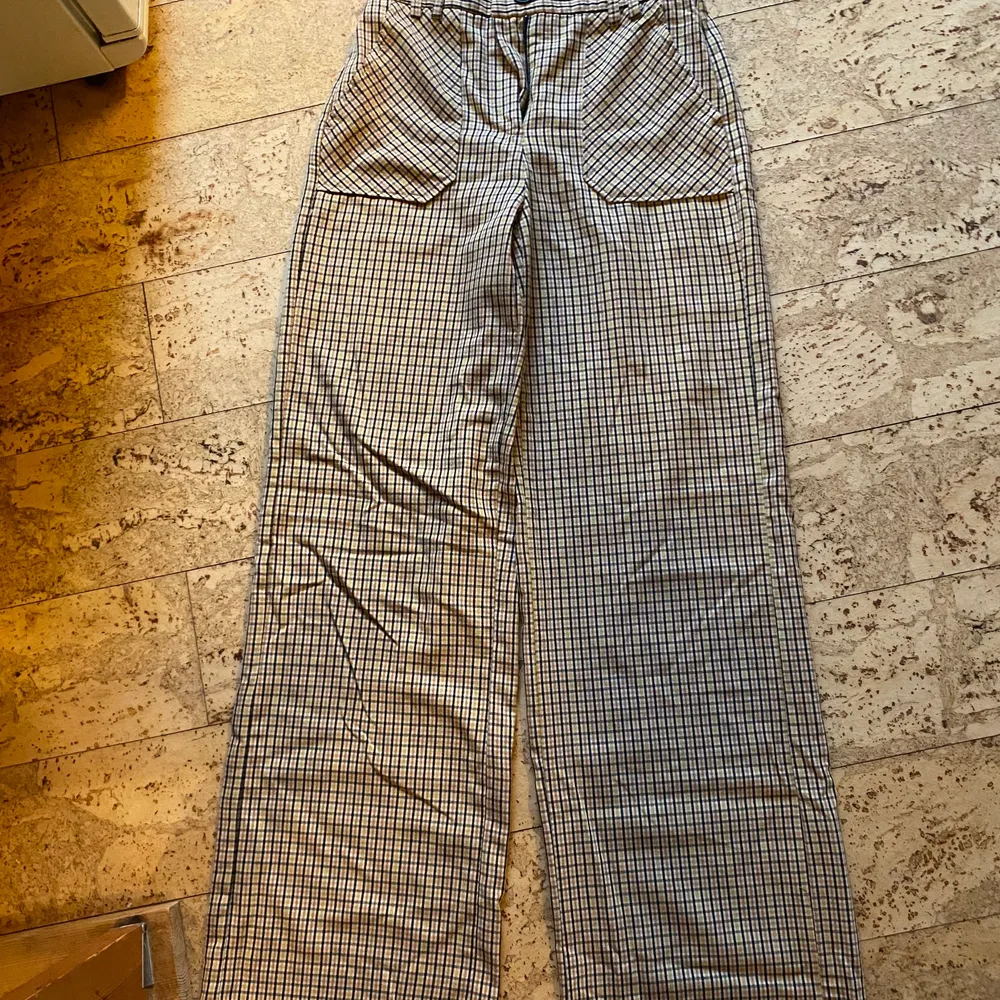 Jättesköna byxor storlek S från Bershka. Högmidjade och går över foten på mig som är 165cm 🌸 frakt tillkommer på 66kr . Jeans & Byxor.