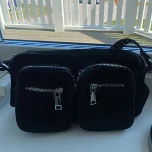 Noella väska från Two angels - Svart noella väska köpt för 799 från Two angels. Säljer nu för 300.