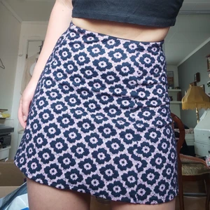 Mönstrad kjol - Supersöt kjol, med svart och rosa/lila mönster!!! Lite för kort för mig (169), skulle säga att den passar S och mindre. Stretchigt material, färgen stämmer bäst på sista bilden! Frakt tillkommer!<3