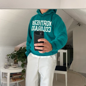Champion Hoodie - Snygg grön champion hoodie med text ”Northen Colorado”💚 En personlig favorit utan tvekan! Skriv om du har frågor eller funderingar🔥 Modellen är 183cm
