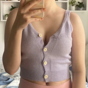 Mysigt Linne - Kort mysigt ljuslila linne! Super fin och stretchy, säljer då den inte använts mycket, så den är som ny ♡