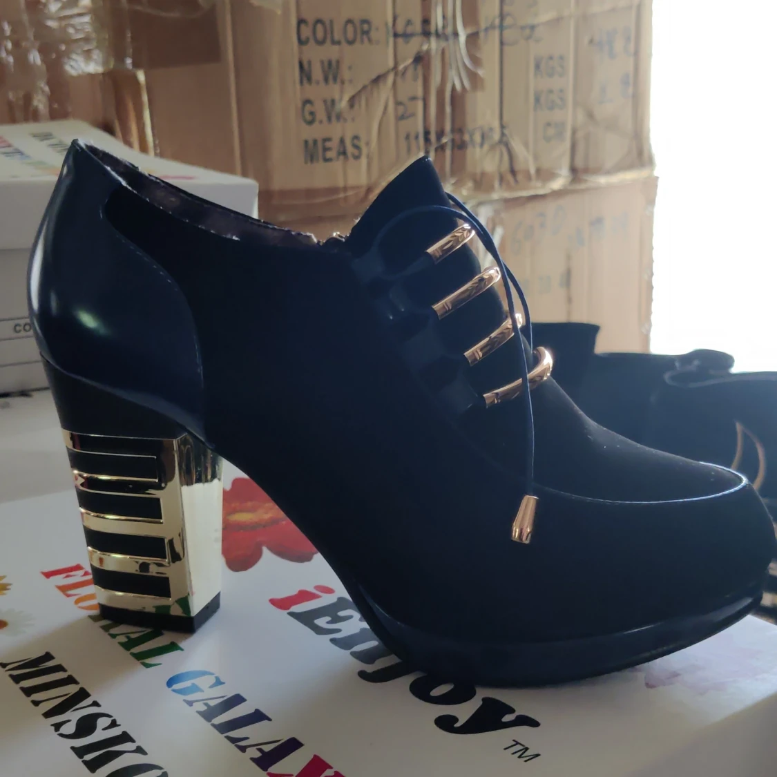 Marinblå högklackade skor med guld detaljer. Finns i flera färger