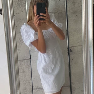 Sundae Muse - Sommarklänning från en australiensk sida - Sundae Muse! ☀️Vackra detaljer i ryggen & fina armpuffar! Storlek 10, som en XS/S