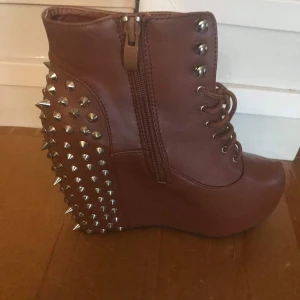 Bruna högklade  - Bruna högklackade med nitar