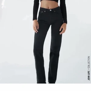 Jeans - Jeans från zara som är slutsålda. Är bra i längd på mig som är 170. Storlek 40 men passar mer 36-38 då det är väldigt små i storleken💕