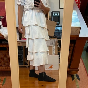 Vit volangkjol - storlek XS - Jättefin volangkjol som passar XS. Jättefin att matcha med toppen som jag har på mig som förövrigt säljes i en separat annons om den är av intresse också 🌸