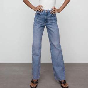 Blåa Zara jeans i storlek 36 ❤️ dom är avklippta så att de går över skon på mig som är 163 (se bild 2) frakten kostar 50kr och är spårbar 