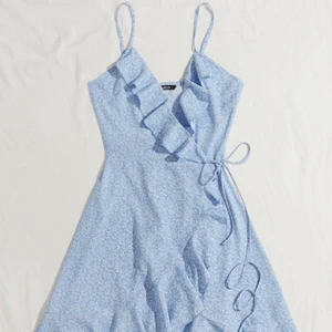 Blå sommarklänning - Perfekt sommarklänning som är helt oanvänd! Storleken är XS men man reglerar själv hur hårt man vill knyta den i midjan❤️