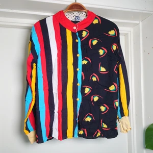 Vintage skjortblus - Orginell vintageskjorta/blus med muddar i ärmsluten. Baksidan har samma mönster som vänstra sidan av skjortan (inte ränderna)🍀