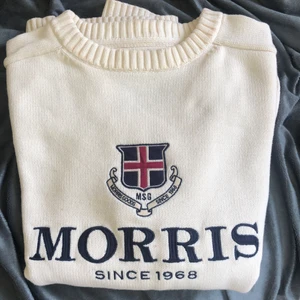 Morris stickad sweatshirt - Funkar både med skjorta under eller som en sweatshirt. Stilren och fräsch gräddvit tröja med brodderat tryck. På första bilden ser man ett väldigt svagt streck (näst intill osynligt), troligtvis något som går bort i tvätten.   Kolla gärna in mina andra kläder så fixar vi ett paketpris!